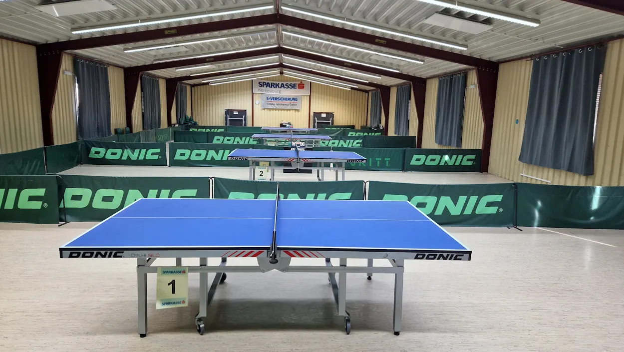 Tischtennishalle innen